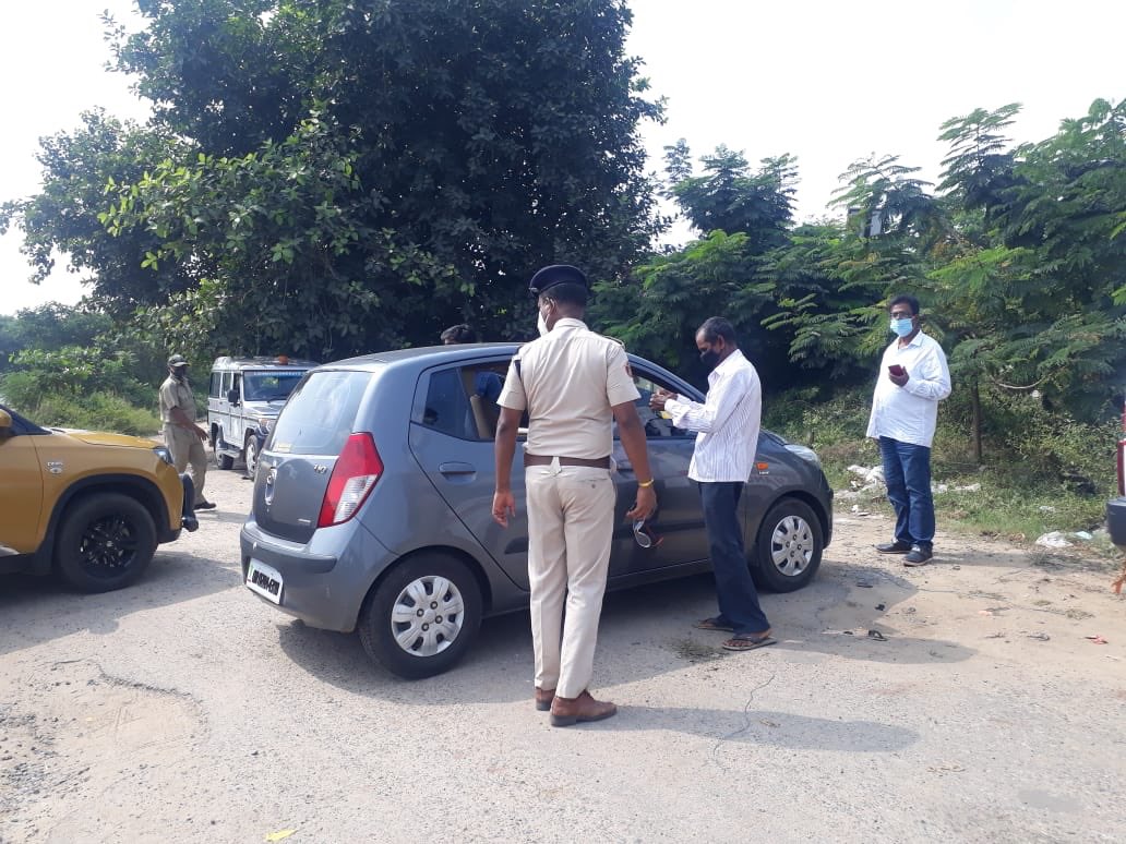 dcp_cuttack's tweet photo. Our #TrafficEnforcementDrive is continuing against use of black films & tinted glass in cars effectively ensured by the Cuttack Traffic team towards prevention of crime & the drive was also followed by citizen awareness programme. #ObeyTrafficRules #StaySafe
@CMO_Odisha https://t.co/le4h7NruOE