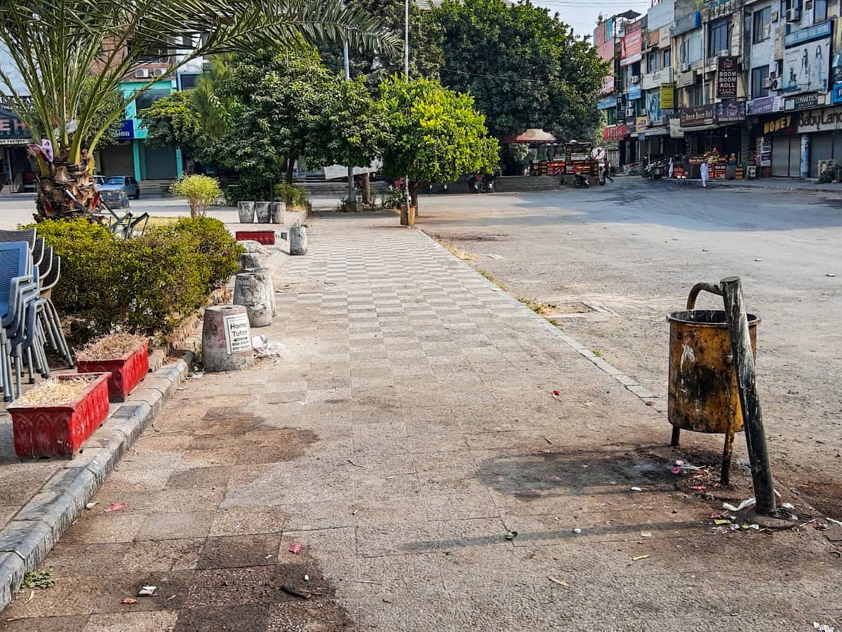 5mailay's tweet photo. Slowly but surely getting back into it! This area of F10 Markaz was much cleaner than we've ever seen it, which was a pleasant surprise. Dark stains on the road clearly indicate where trash was present recently, but has now been been picked up. https://t.co/Ql1F48nOHF