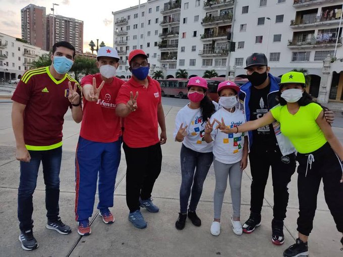 AnaRiveraPsuv's tweet photo. En defensa de nuestra patria y siguiendo los lineamientos de nuestro pdte. @NicolasMaduro
 la juventud venezolana se desplegará en todo el #DistritoCapital para defender el legado de nuestro comandante eterno Hugo Chávez
#FlexibilizaciónSeguraYVigilada https://t.co/Vvc1OHPo7O