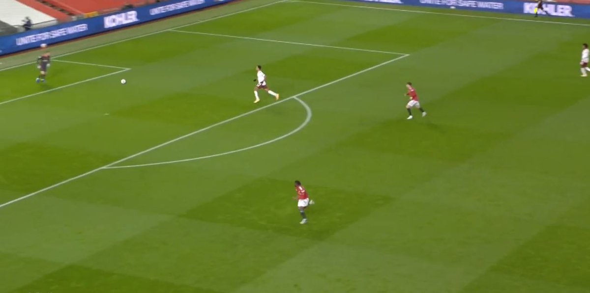 De Gea – RiskyI never noticed this the first time but this was quite a risky first-time pass from David. He completes the pass and it's a decent one but his body position could've been more protective there.