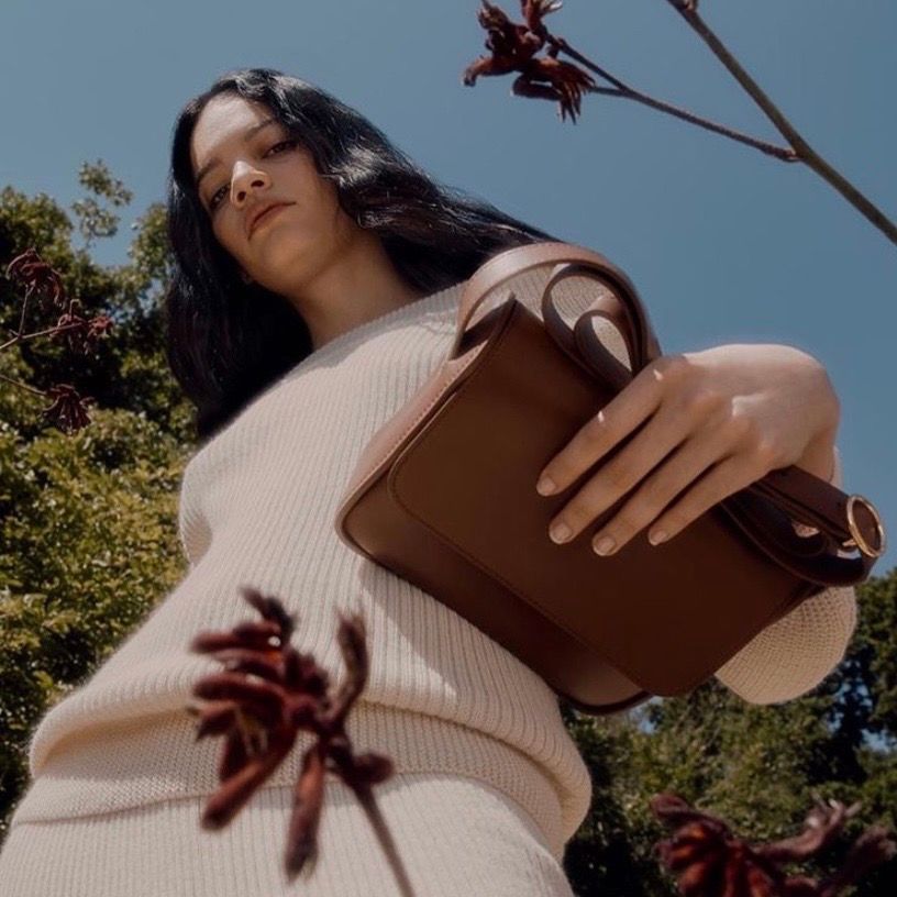 privylabel's tweet photo. Did you know that Americans buy on average 68 items of clothing a year?!😵 However, Cuyana has mastered high-end fashion with sustainability 🌎 With sustainable silk and recycled cashmere, they use the best materials to produce longevity for clothes!
•
•
•  
📸 : @Cuyana https://t.co/UOOY1OSi9l