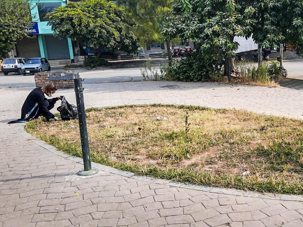 5mailay's tweet photo. It's an uphill battle but we're ready for it! 🧹

#5mailay #safaidrive #safaiheroes #cleangreenislamabad #cleanislamabad #islamabadgram #plasticfreeislamabad https://t.co/8YdTWZYpLy