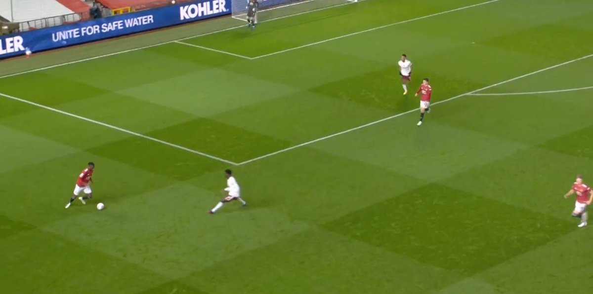 Wan-Bissaka – ProjectingHere, AWB projects his pass to McTominay and his technique is very poor. It results in a turnover and he ends up fouling Saka as a result though it really wasn't a foul.