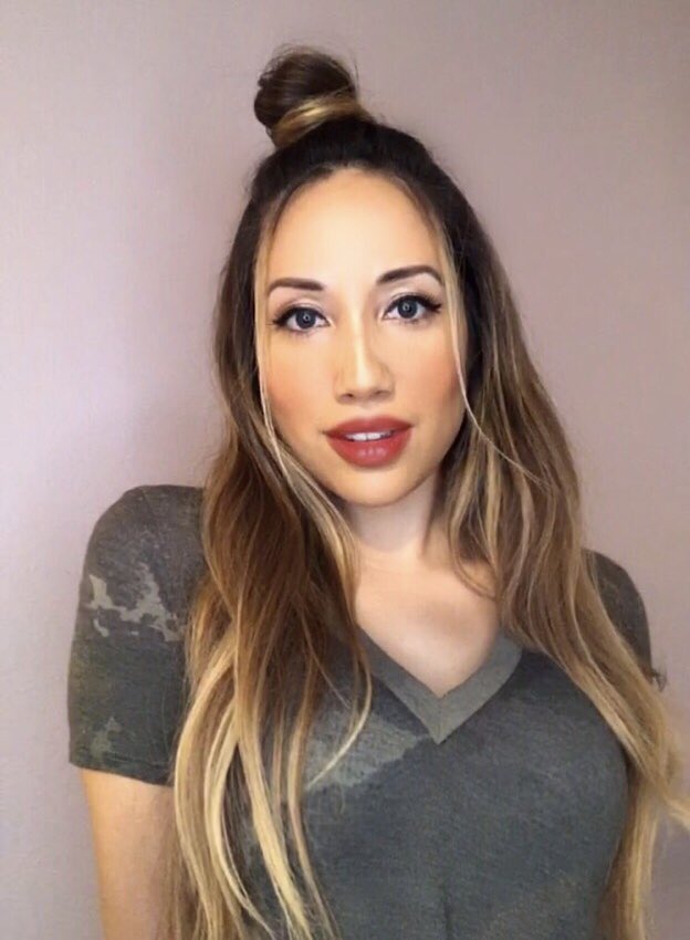 Happy November everyone 🧡🍂 ⁣
Bringing back the dark lipstick to my makeup routine - which I only do for virtual interviews 🎤💄<a href="/BobbiBrown/">BobbiBrown Cosmetics</a> #November #tv #makeup #bobbibrown