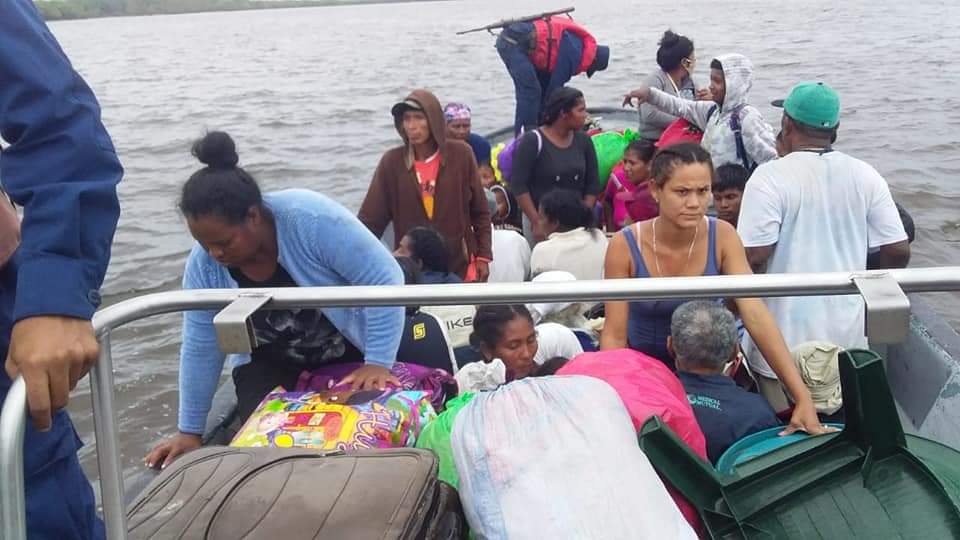 DefensadelFSLN's tweet photo. #ÚLTIMAHORA 
SALVAR VIDAS 🌀🌪️ | Gobierno de #Nicaragua a través de la Fuerza Naval del Ejército nicaragüense, realizan traslado de familias de la comunidad de Wawa Barr hacia la Bilwi, ante la llegada del #HuracánEta #AñertaAmarilla #AlertaVerde seguimos #EnDefensDelFSLN✌️🔴⚫🇳🇮 https://t.co/eQZP58asxM
