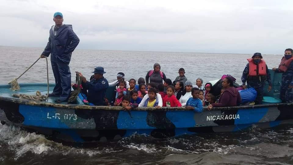 DefensadelFSLN's tweet photo. #ÚLTIMAHORA 
SALVAR VIDAS 🌀🌪️ | Gobierno de #Nicaragua a través de la Fuerza Naval del Ejército nicaragüense, realizan traslado de familias de la comunidad de Wawa Barr hacia la Bilwi, ante la llegada del #HuracánEta #AñertaAmarilla #AlertaVerde seguimos #EnDefensDelFSLN✌️🔴⚫🇳🇮 https://t.co/eQZP58asxM
