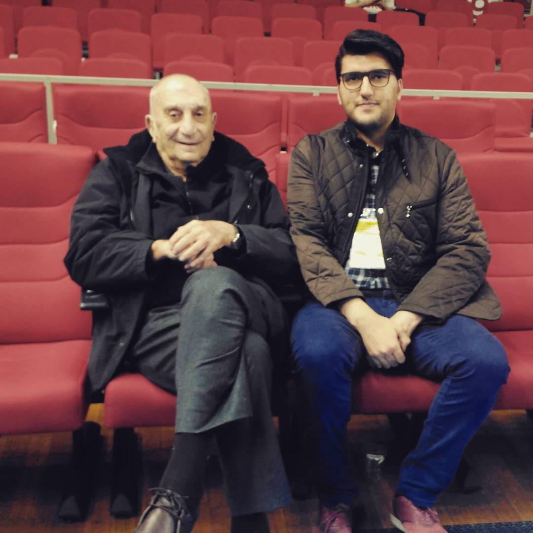 ademcatalkas's tweet photo. Yalçın Abi, Abdi İpekçi'de basın tribünü önünden geçerken selam verir hemen önümüzdeki canlı yayın anlatım pozisyonundaki spiker ve yorumcuya takılmadan yerine oturmazdı. Bu fotoğrafın çekildiği dönemde basketbol tarihimizin efsanelerini tanıtan bir yazı dizisi kaleme alıyordum. https://t.co/zJUUyBxA5O