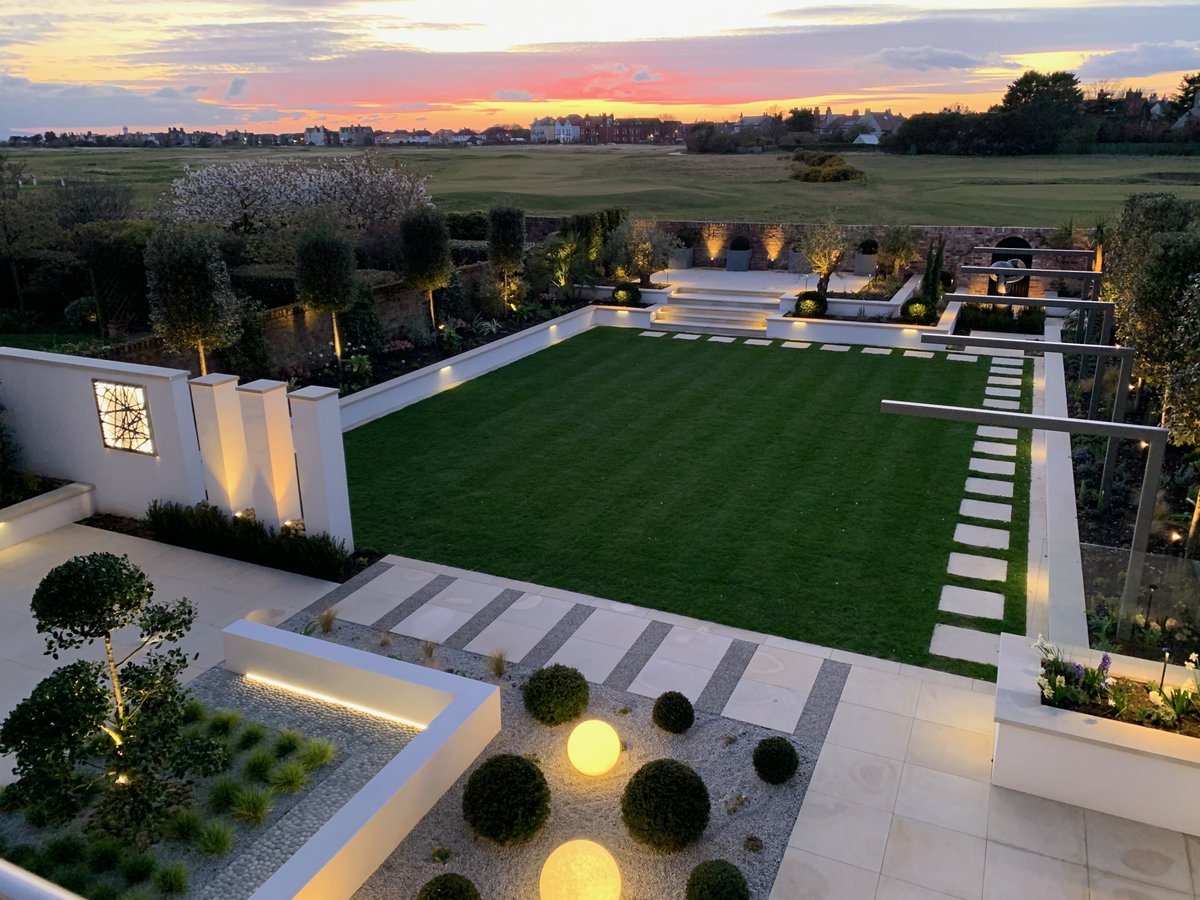 _LONDONSTONE's tweet image. Starting the month as we mean to go on, with this stunning Harvest Sawn Sandstone scheme in Cheshire from @BotanicaGardens.

FREE nationwide delivery on full packs &amp;amp; orders over £1,000 on stone, porcelain &amp;amp; composite decking - [bit.ly/30tTAiO].

#ThisIsLondonStone