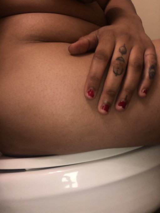 I love toilet shots https://t.co/QRnFI0eHa1<a href="/tag/stayathomeandstaysafe"class="tags"><span>#stayathomeandstaysafe</span></a><a href="/tag/socialdistancing"class="tags"><span>#socialdistancing</span></a>