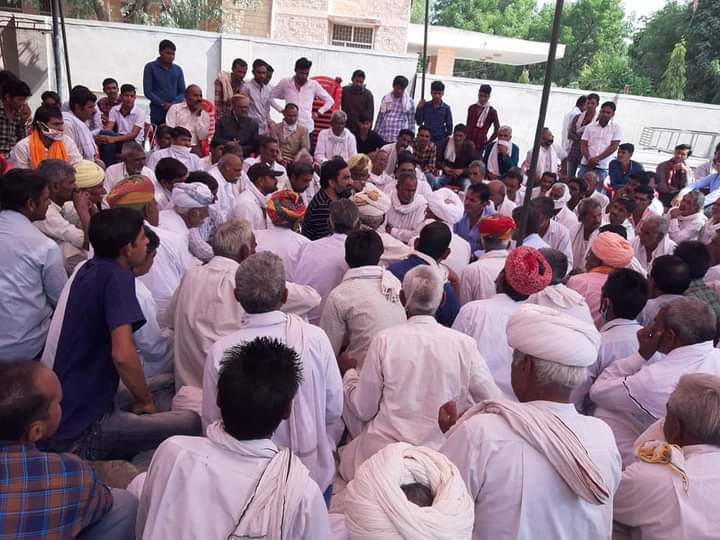 SureshBajiya77's tweet photo. यकीन मानिए ये कोई हाईकोर्ट नहीं है ये सांसद #hanumanbeniwal जी का आवास है यहाँ रोज लोग न्याय के लिए आते है ओर उन सब को न्याय भी दिलाते है
भारत का पहला नेता है जो नेताओं के साथ कम जनता के साथ ज्यादा बैठता है
#Hanuman_beniwal
@RajeshMandiya_ @mahendradourwal https://t.co/9jZv07R5an