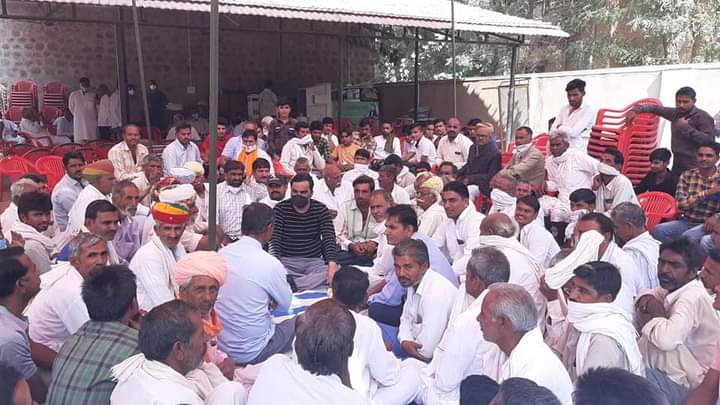 SureshBajiya77's tweet photo. यकीन मानिए ये कोई हाईकोर्ट नहीं है ये सांसद #hanumanbeniwal जी का आवास है यहाँ रोज लोग न्याय के लिए आते है ओर उन सब को न्याय भी दिलाते है
भारत का पहला नेता है जो नेताओं के साथ कम जनता के साथ ज्यादा बैठता है
#Hanuman_beniwal
@RajeshMandiya_ @mahendradourwal https://t.co/9jZv07R5an