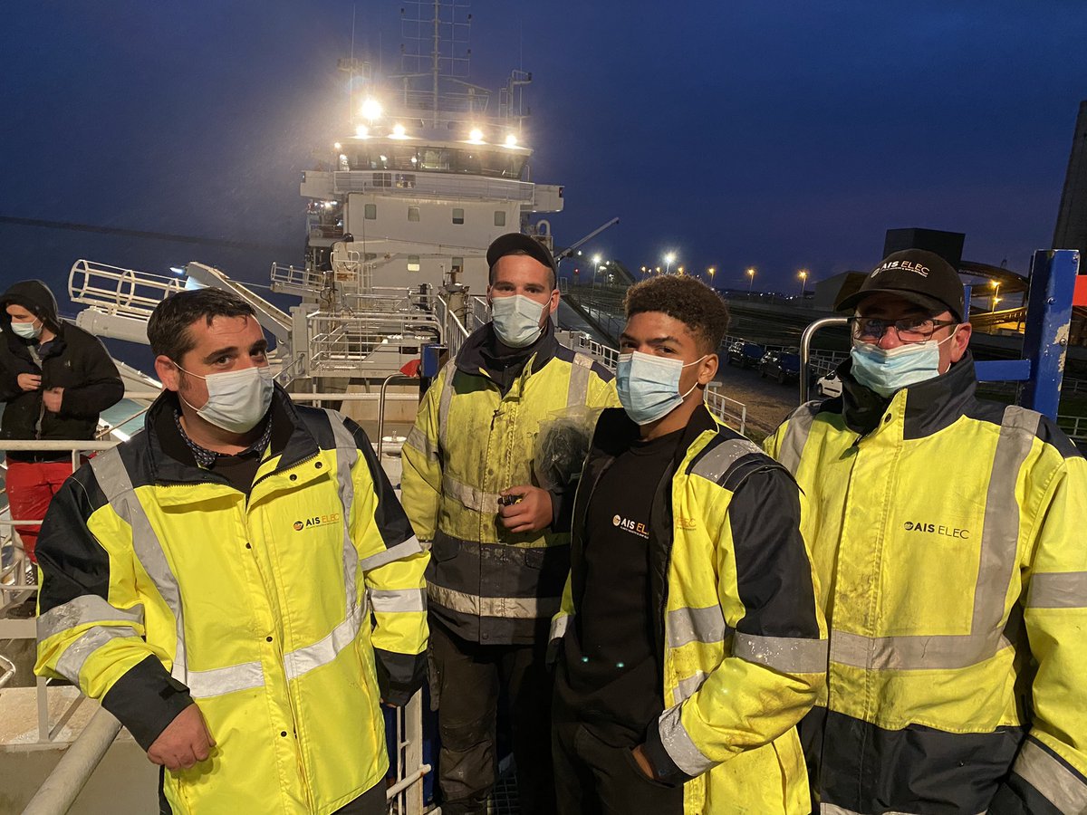 AisElec's tweet photo. Intervention sur le sablier André L. Remplacement des câbles de la pompe de chargement 600KW. Belle mission, bravo les gars ! https://t.co/tF8TReg7tF