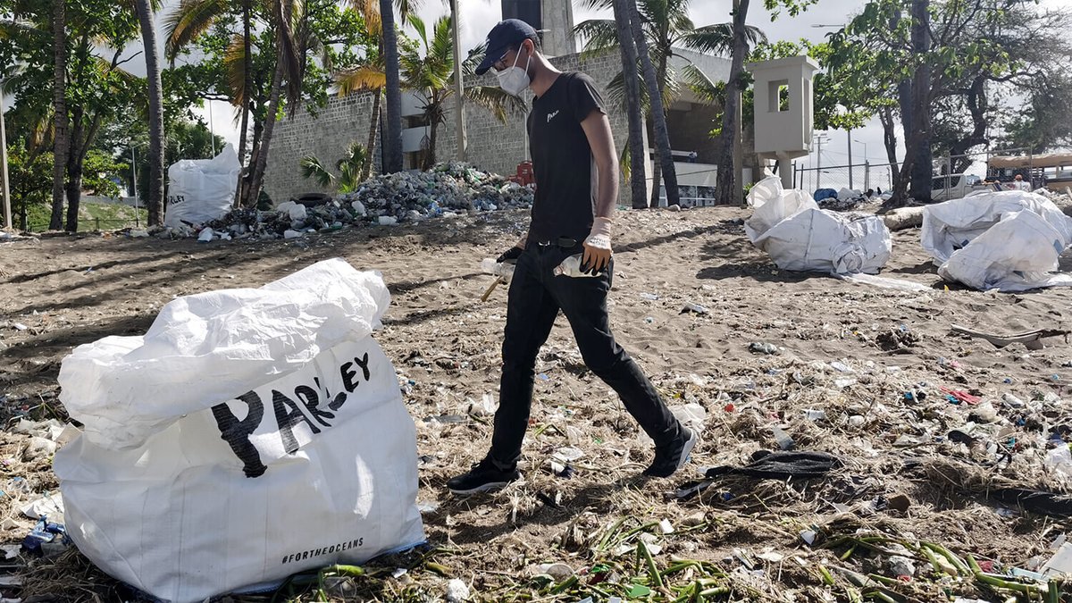 We even partnered with  @parleyforoceans to produce 50,000 visors using donated reclaimed ocean plastic from the Dominican Republic. We delivered 25,000 back to healthcare workers to help fight COVID in the DR just this week, and 25,000 will go to UK workers over this winter: