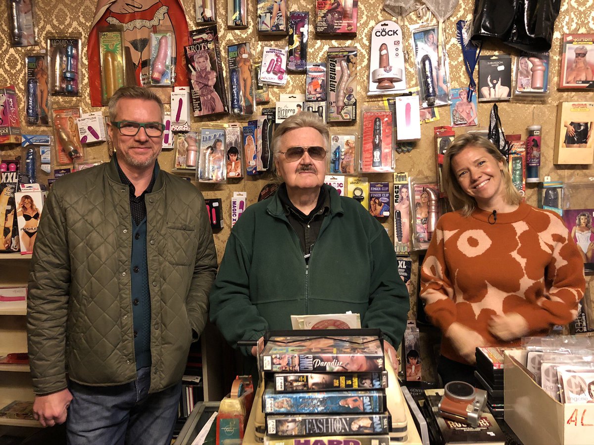 Ikväll: Besök i Tom Sjöbergs porraffär, snack med forskaren &amp; läkaren <a href="/giulia_enders/">Giulia Enders</a> #charmenmedtarmen, handhygien med Robert Bergholm samt @Nea_Lundstrom om @eimeidanhapea. <a href="/efter_nio/">Yle Efter Nio</a> ikväll kl 21 och på <a href="/arenan/">Arenan.com</a>