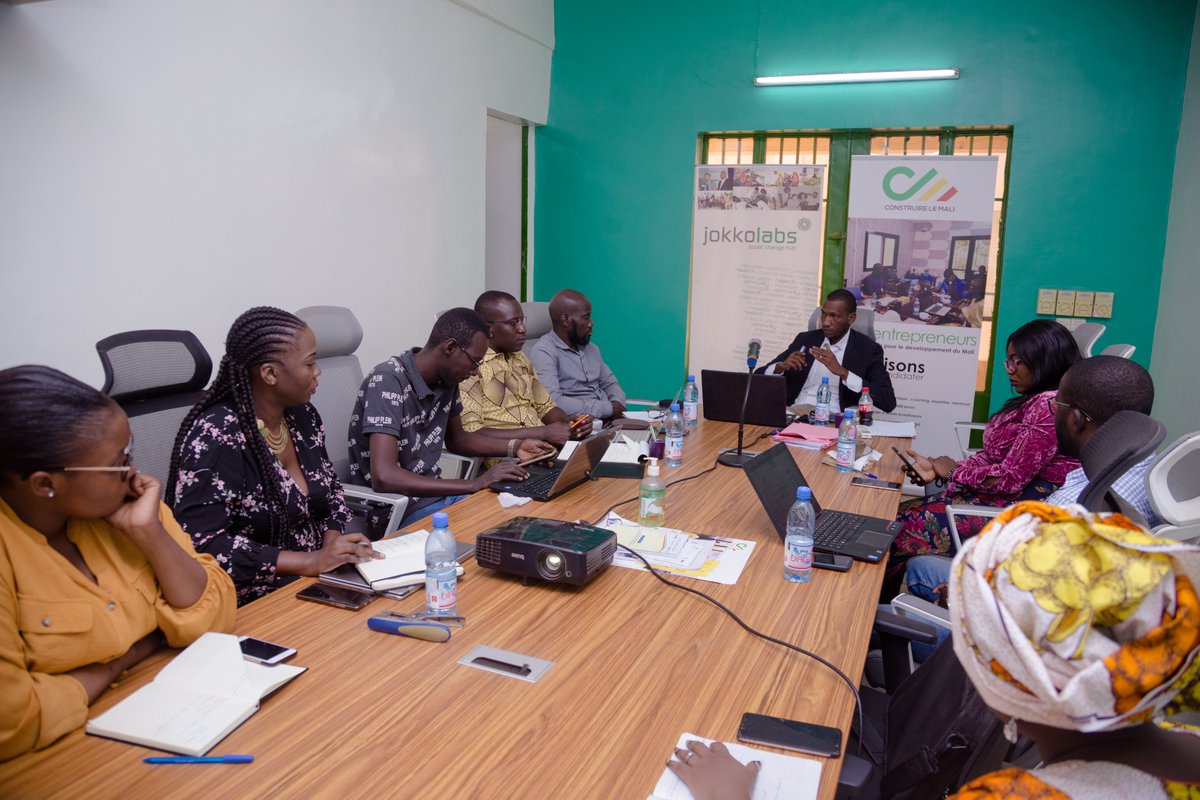 ConstruireLe's tweet photo. Formations thématiques pour renforcer les capacités des bénéficiaires du programme Construire le Mali à Jokkolabs ce lundi 02 novembre 2020.
La formation animée par M. Ousmane Baba SY avait pour thème " Finance, Stratégie d'entreprise ".
#construirelemali #diasporamalienne https://t.co/TlPPlXdZgI