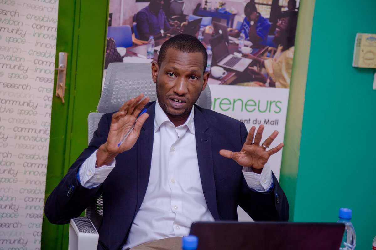 ConstruireLe's tweet photo. Formations thématiques pour renforcer les capacités des bénéficiaires du programme Construire le Mali à Jokkolabs ce lundi 02 novembre 2020.
La formation animée par M. Ousmane Baba SY avait pour thème " Finance, Stratégie d'entreprise ".
#construirelemali #diasporamalienne https://t.co/TlPPlXdZgI