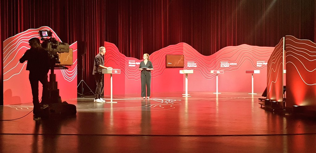Backstage bei den #SwissDigitalDays. Freue mich gleich auf das Gespräch mit Nina Havel zu #PlaySuisse und der spannenden Zukunft der Medien. #aboutSRGSSR #transformation digitaltage.swiss/programm/srg-t…