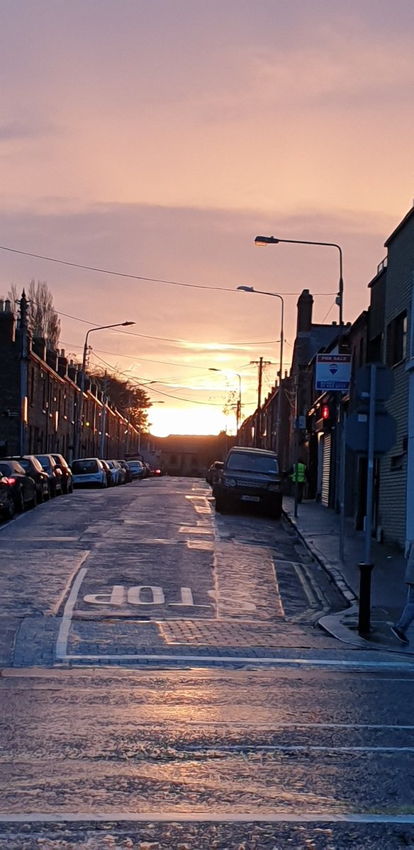 AndreaMurraySP's tweet photo. Gorgeous sunset over Manor Place earlier #Stoneybatter #Dublin7 #dublinlockdown #Dublin https://t.co/06OmxmWrvK
