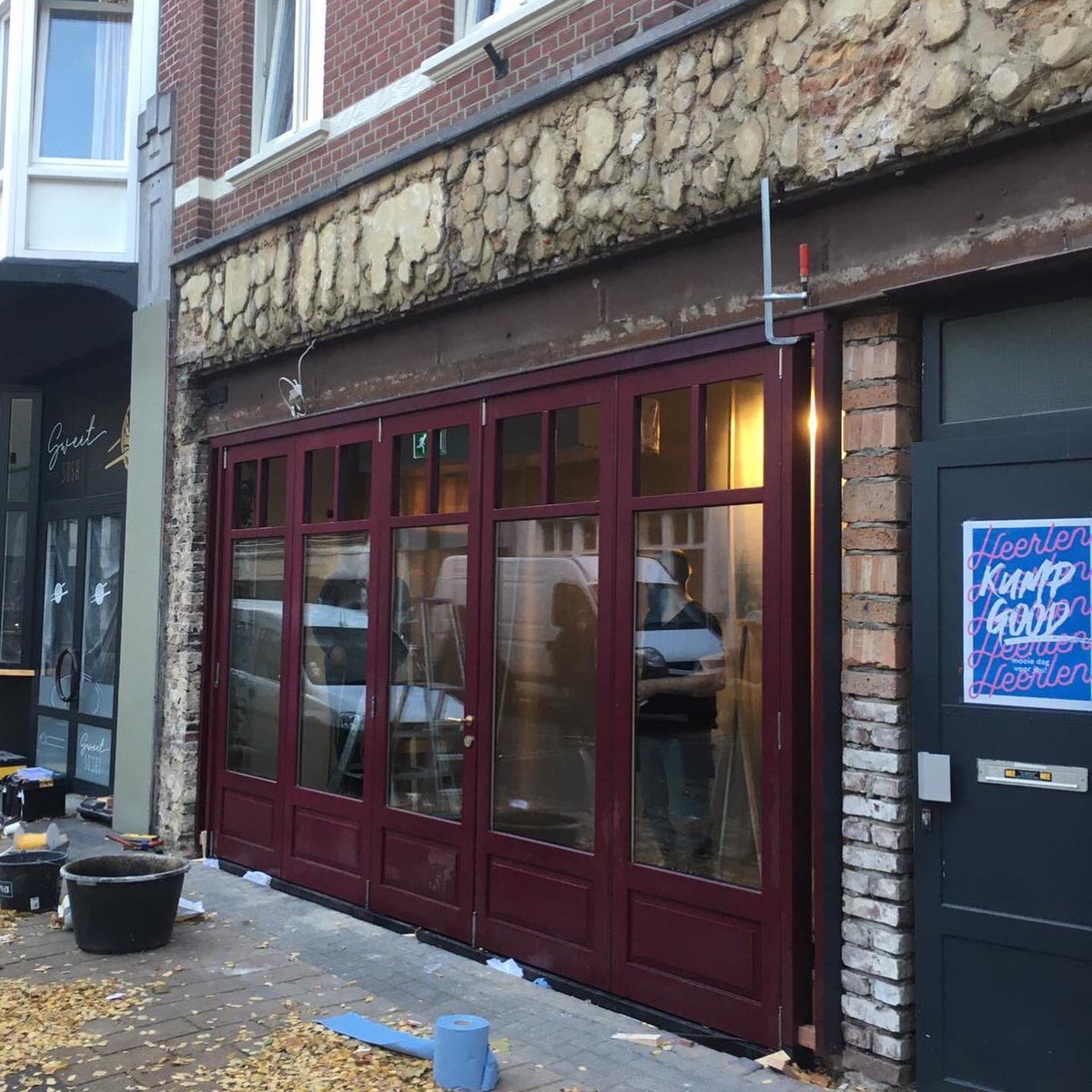 Vanmorgen werd de oude pui van #EspressoBarAroma in de Saroleastraat eruit gehaald en na een aantal uren arbeid is dit het eerste resultaat (foto twee). Een wereld van verschil, nu al. #Heerlen #AtelierStadsrevisie