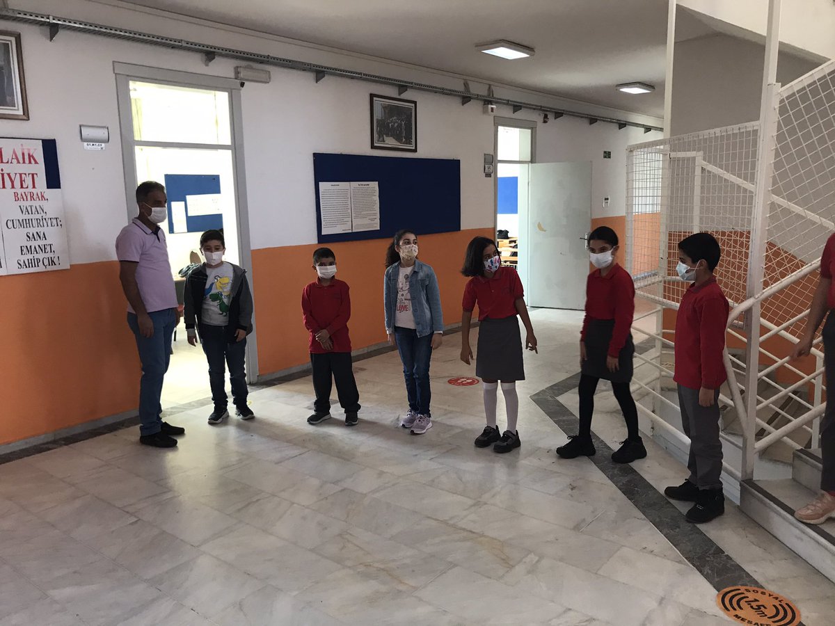 OrtaokuluVedat's tweet photo. 5. Sınıf birinci gruptaki öğrencilerimizin okuldaki ilk günü. Hoşgeldiniz çocuklar... https://t.co/TWf12Z8Q3L
