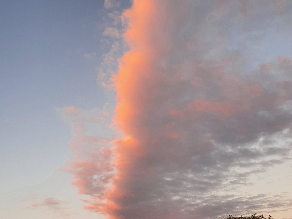 Wat een prachtige plaatjes waren er vanavond te zien in #lansingerland #wolken #herfstlucht