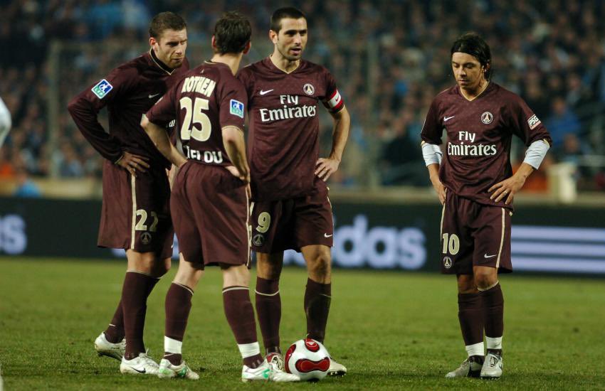 Une saison 2006-2007 qui sera encore plus négative que la précédente, le PSG réalisera un mercato plutôt médiocre avec des erreurs de casting, on pense par exemple à Albert Baning. Le PSG terminera 15ème sur cette saison...