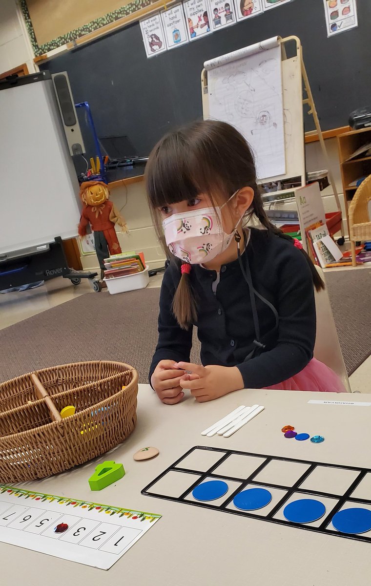 Nanthie29_tdsb's tweet photo. Representing numbers in different ways. #numeracy #math @earlyyearsmath1 @InglewoodH @lisarossiterth2 https://t.co/3GVQAH9W9P