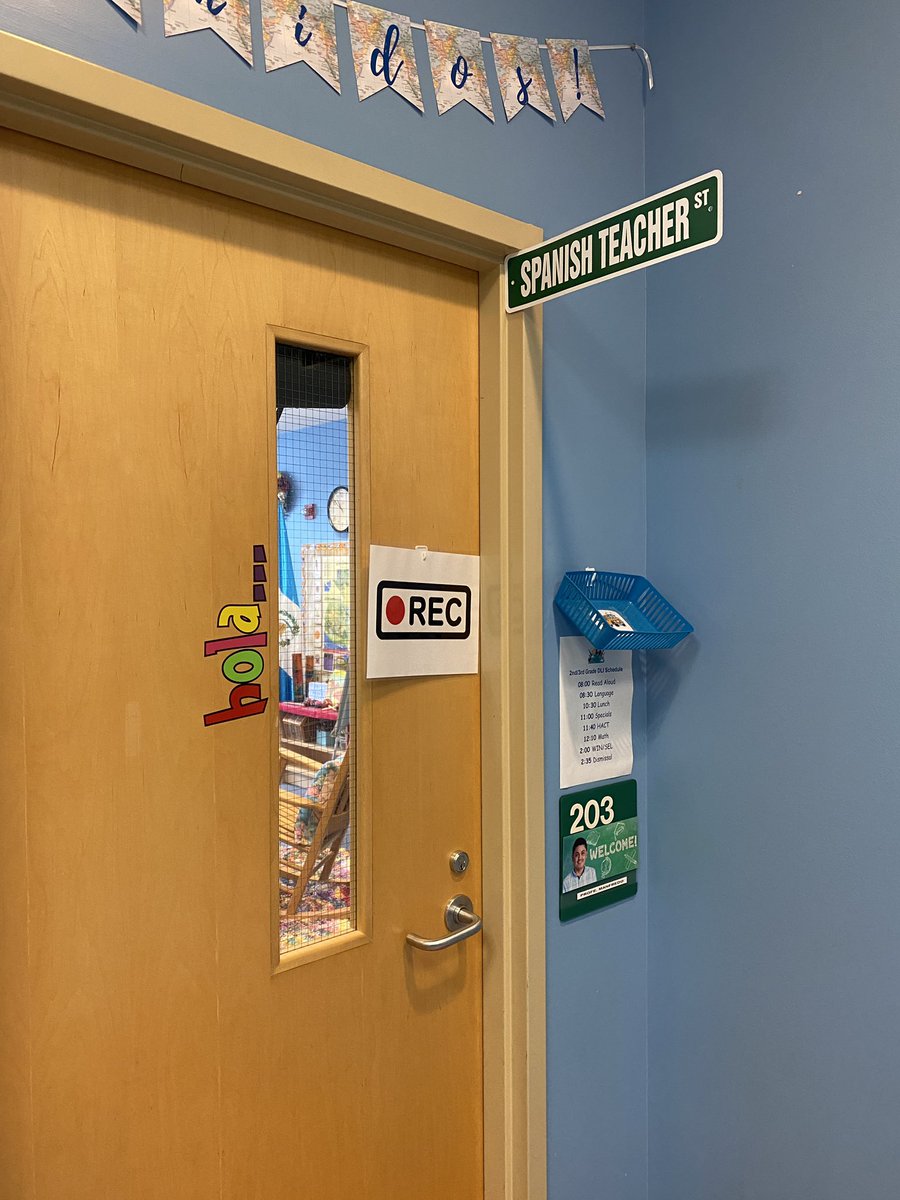 johannajparker's tweet photo. These creative door signs are amazing! I’ll never again walk in on a teacher who is in the middle of recording instructional videos! 🙌 #DareDualLanguage https://t.co/Ny8QcfROIT