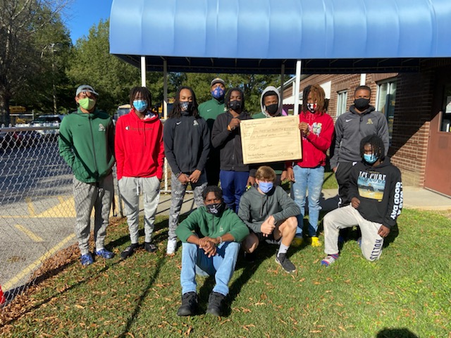 CoachJack_EAE's tweet image. This morning our guys started the season off by volunteering in their community,  and their community gave right back,  in the form of a very generous donation from Mrs. Shadie Hall of MS Hall &amp;amp; Associates. 

 Thank you,  Mrs. Hall! #FriendOfTheProgram