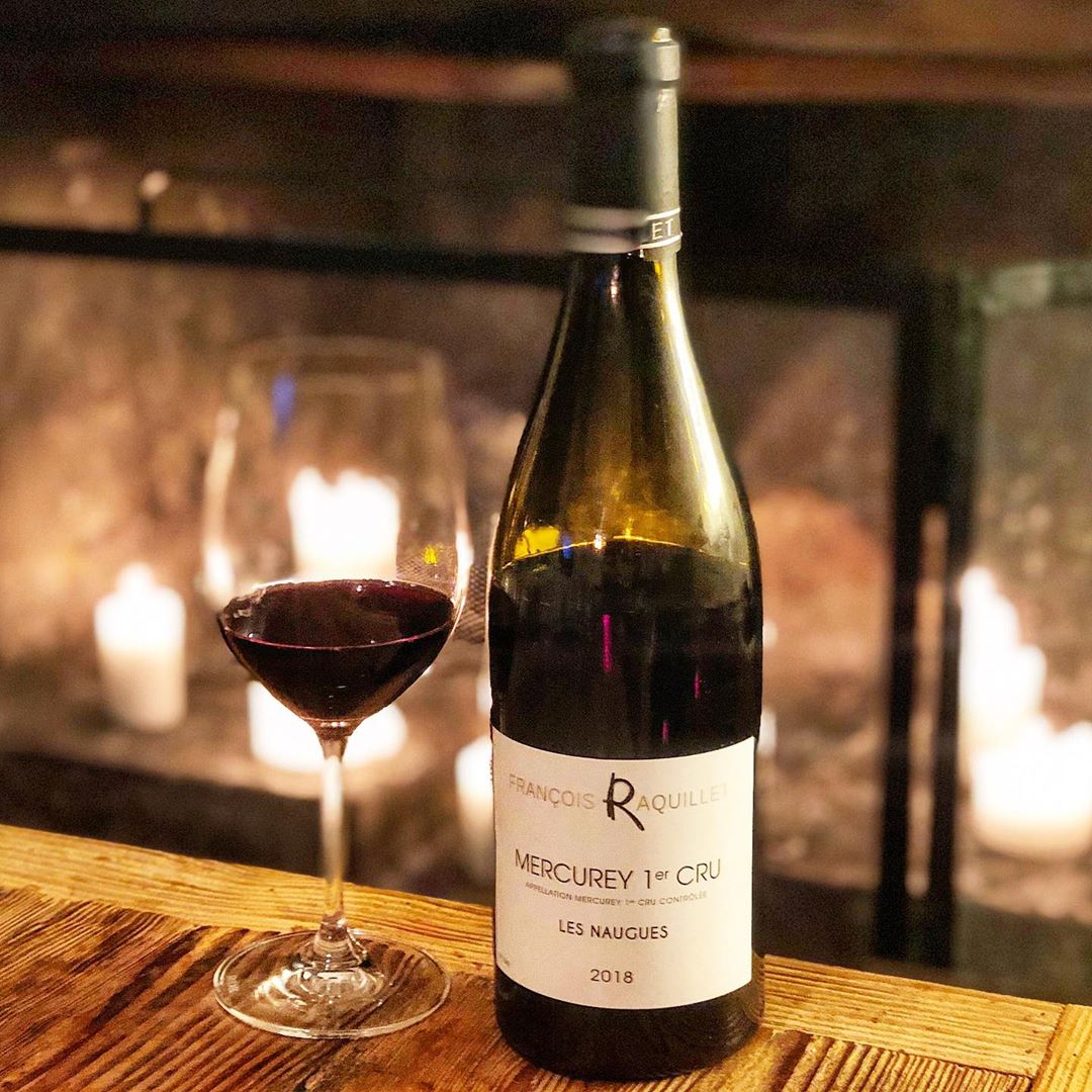Confiné au coin du feu, avec un Mercurey 1er cru - Les Naugues 2018.
---
#domaineraquillet #mercurey #vinsdebourgogne #premiercru
---
photo par @by.flob