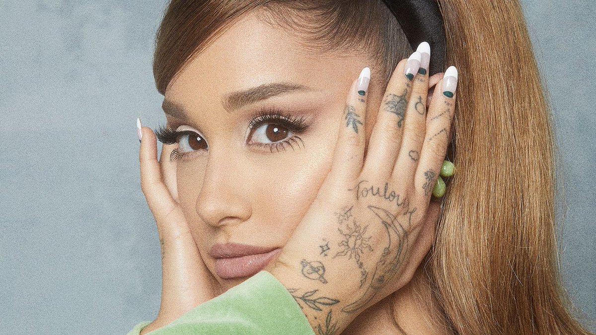 PopCrave's tweet photo. .@ArianaGrande becomes the first artist in Hot 100 history to score three #1 debuts in a year. https://t.co/siapUzj00S
