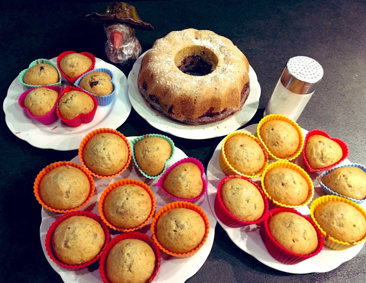 Sykorkaa's tweet photo. Dnes se povedlo dílo i vyfotit. Slečna se pustila do komba bábovka + muffiny, neb ji honila mlsná 😋. Tak voňavé, nadýchané buchétky uměla jen moje prababička (a občas já) 😎
🥮❤️🌸
#mňam #bábovka #muffiny https://t.co/JT4wJ5AnDE