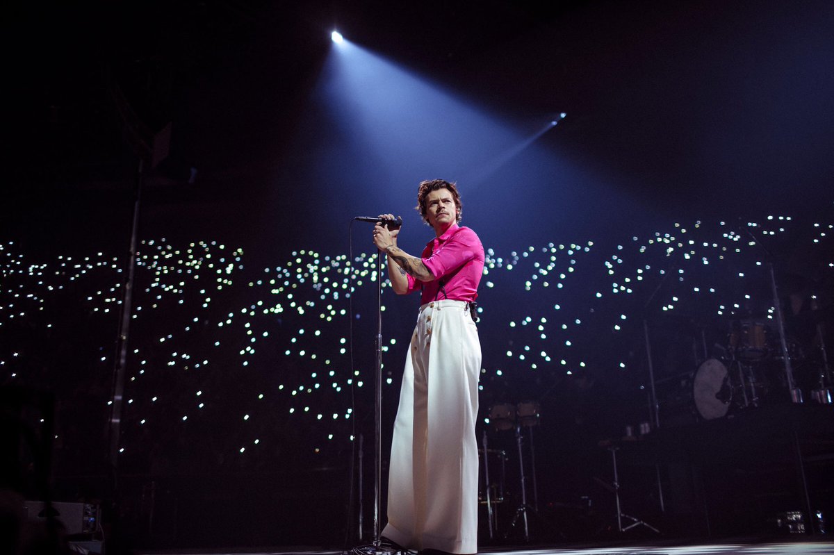 19.There ppl sang girl crush on xfactor when louis was the judge and harry just....