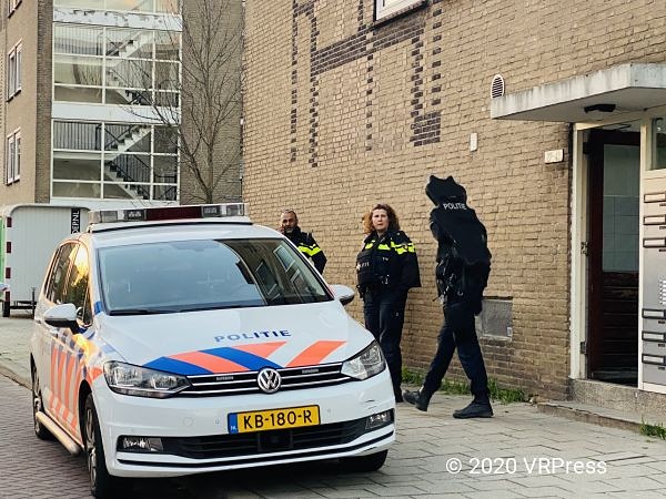 #VRPress | Gouda | 02-11-2020 | Op maandagmiddag is er veel politie in kogelwerende vesten naar een woning aan de Vrijheidslaan in Gouda gekomen.Ook een politieagent met hond is naar de woning aan de Vrijheidslaan gekomen.Wat er precies aan de hand i.....
