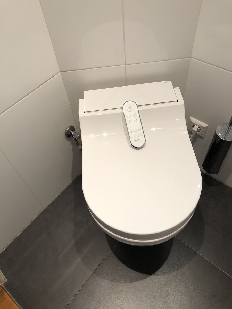 WiegandAnthony's tweet photo. Vandaag weer een #Geberit #AquaClean #Douchewc vervangen. Type 6000 voor een #Tuma Comfort #wandcloset. https://t.co/em0BzkVLWJ