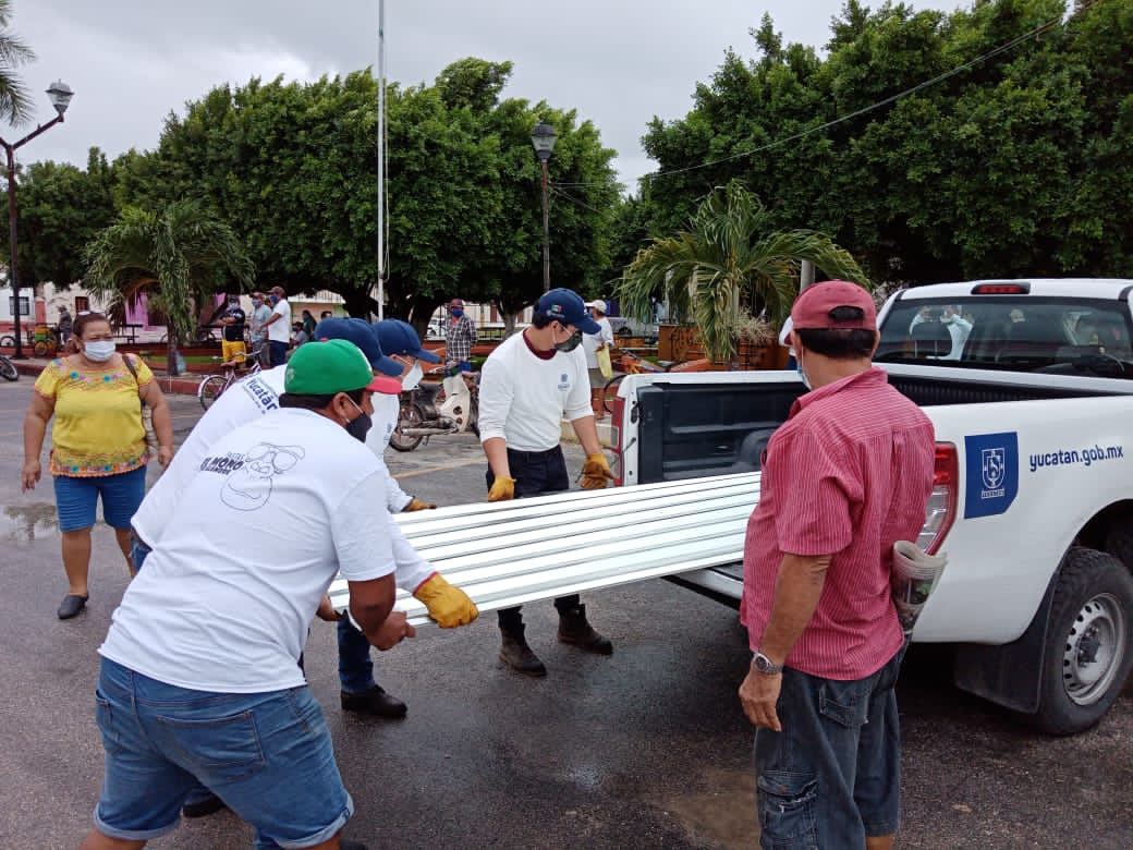MauVila's tweet photo. En #Toó y #Tekat, comisarías de #Mocochá, así como #Ixil y también #Xpanhatoro y #DzonotCarretero, comisarías de #Tizimín entregamos con la @SEDENAmx, apoyos del FONDEN como láminas, paquetes alimentarios y otros, para ayudar a las familias afectadas por #Gamma y #Delta. https://t.co/WVkNKtCEC9