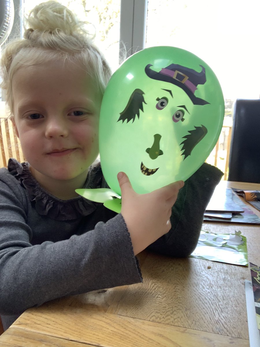 Gemloudinn's tweet photo. Daisy Halloween craft @MissJacksonSPST @receptionSPST https://t.co/UJEZQFkliR