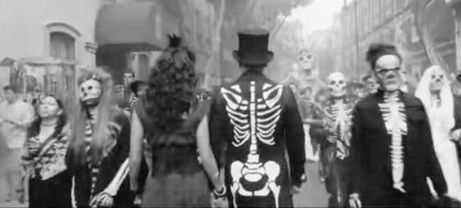 DoomJuniper's tweet photo. Llegando al Castillo de Chapultepec, al festejo de #DiaDeMuertosRp #02NovPartyFk Gracias @Whos_Okey por invitarnos a esta bonita celebración 🖤💀🏵️🕯️ https://t.co/6op7fX70CW