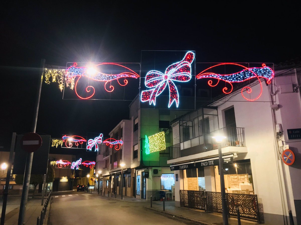 Jrpec_21's tweet photo. Si apoyas que haya luces de navidad en las ciudades y defiendes el trabajo del sector, publica una foto en tu perfil en la que aparezcan las luces de navidad .
Gracias por iluminar este año tan oscuro.
#LucesSI #SIalasLucesdeNavidad
Copia y comparte el mensaje si lo apoyas. https://t.co/dc8AM1Jyzf