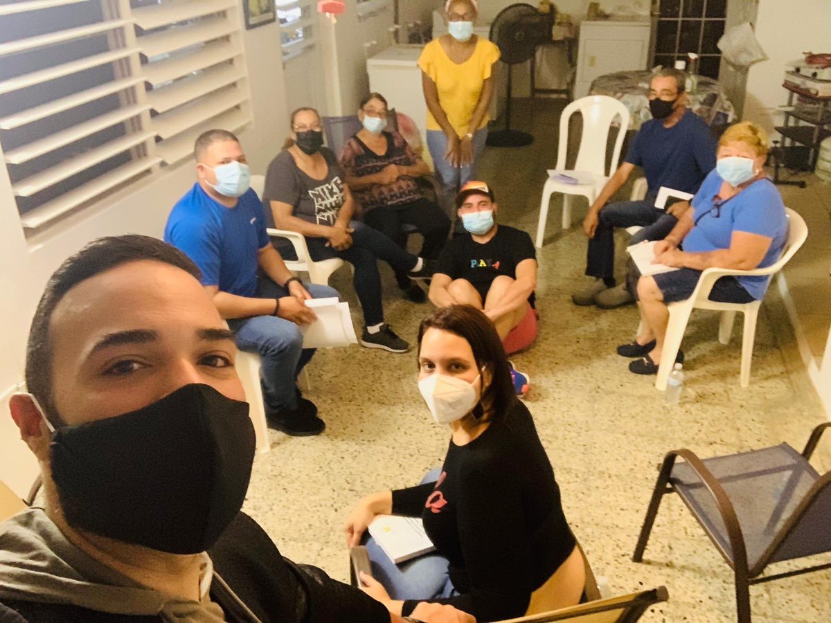 repjuniorperez's tweet photo. 🗳 [ADIESTRAMIENTO] Últimos repasos para nuestro ejército azul la Unidad 3 del precinto 10c junto a nuestra instructora en jefe Maria Perez, Gracias por que sin ustedes no es posible. #Distrito7 #Sirviendoentodotiempo #SoyParte https://t.co/UGe1lsE7zb