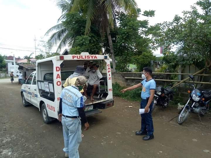 pnp_daoPS's tweet photo. Dao PNP with the Brgy. Enforcement Team under supervision of PCPT EFREN B YU-ING, Chief of Police offers "Libre Sakay" to the residents from Brgy. Matagnop to Brgy. Balucuan, Dao, Capiz at about 8:00am of November 2, 2020. https://t.co/yLrvbmqrQh
