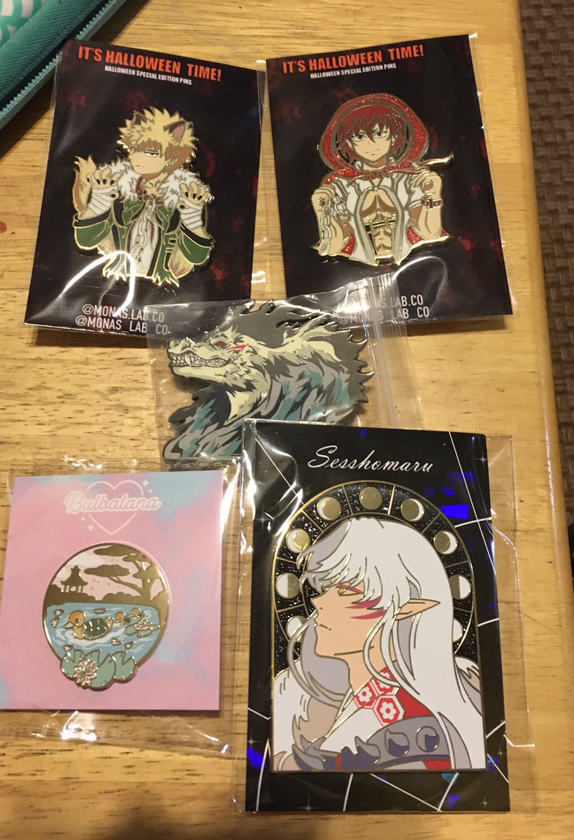 loser66616's tweet photo. Today’s pin mail!!! The Halloween pins are by @Monas_Lab_co The middle pin is by @AFoxConscience The pin on the left is by @Bulbalana (Instagram) The last pin is by @zuueii (Instagram) I’m so happy 😭🥰 #pinmail #anime #nerd #enamelpins https://t.co/16cdGLvOUX