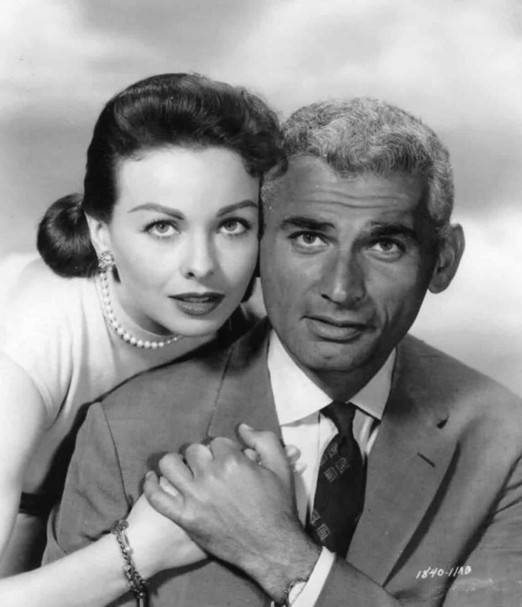 Despite sharing top billing, Jeanne Crain (one of my favourite unsung actresses) is criminally wasted as the hero’s estranged wife. The script gives her nothing at all to work with, not even an impassioned speech.  #Noirvember