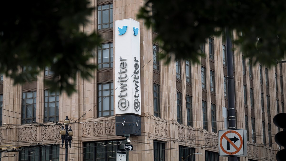 Twitter says it will apply a warning label to tweets by US political candidates, campaigns and other highly visible accounts that attempt to claim victory before official results have been declared cnn.it/2HOV9ln