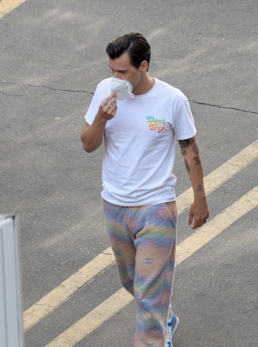 TheHSCandids's tweet photo. Harry on the set of Don’t Worry, Darling today, 11/02. https://t.co/edm8lCXUMv