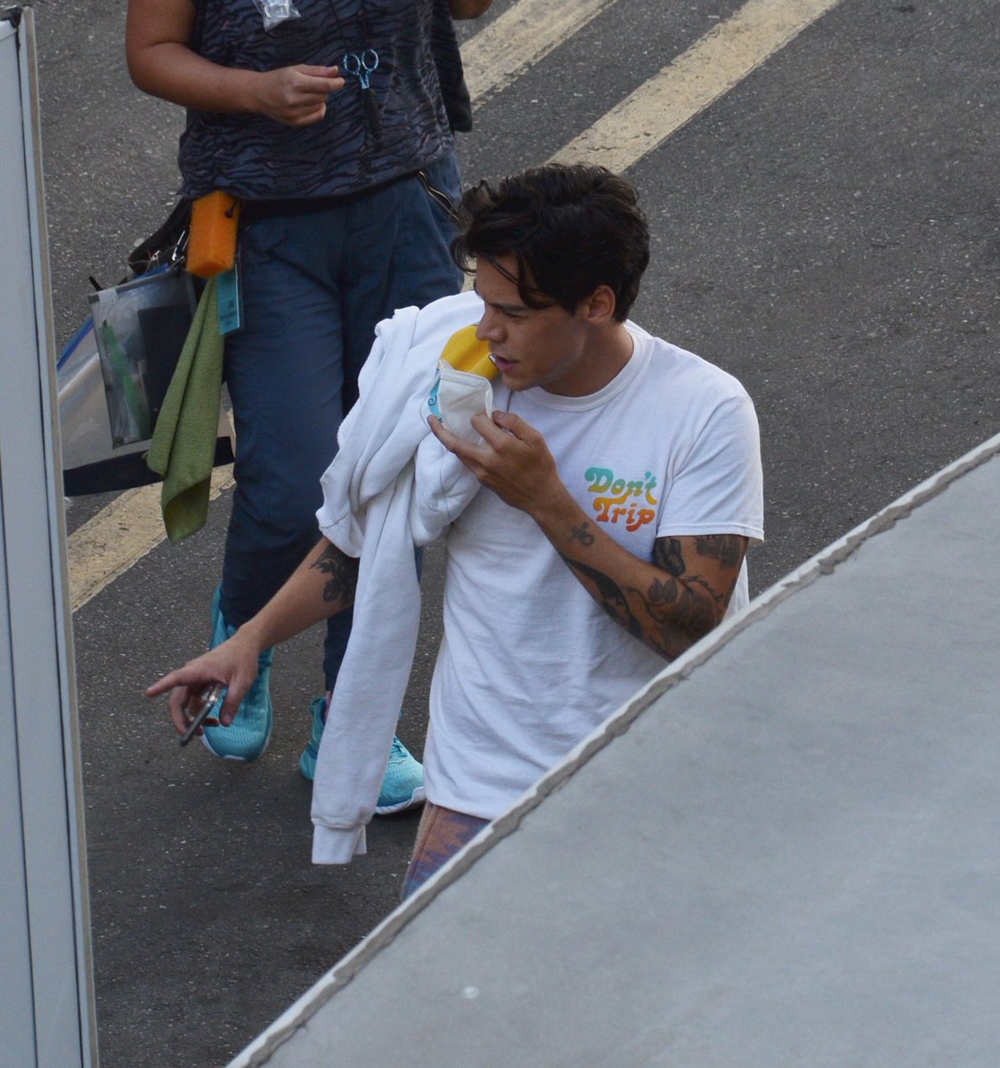 hsdcandids's tweet photo. Harry on the set of Don’t Worry Darling - November 2 https://t.co/PrZt5rEGmG