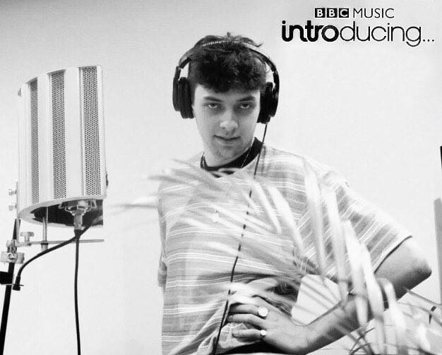 We’re going to be on the radio again! Tomorrow at 4.40pm we’re on @bbcintrosouth with ‘Stacey’ as track of the day! You can send a text or tweet during the show. We wanna hear from you! ❤️  

Text - 81333, starting your text with the word ‘radio’ 

Twitter -
@bbcsussex
@bbcsurrey