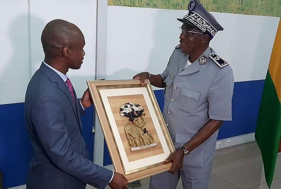 WassolonDiakite's tweet photo. #DOUANE : LA GUINÉE PASSE LE TÉMOIN AU CONGO  
   La cérémonie de passation s'est achevée par la remise des cadeaux symboliques offerts par le Congo au Gl Toumany Sangaré . https://t.co/Lw391ywj6K