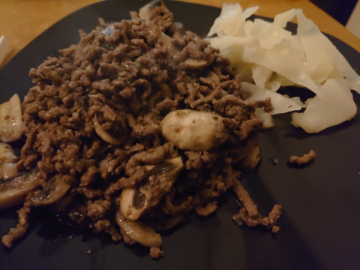 Ashy_the_Bear's tweet photo. Keeping it simple for dinner. 

Beef mince, Shrooms, seasoning and a little cabbage! 

2.3g carbs, 74.1g fat, 51.8g protein

#keto #Ketogenic #ketogenicdiet #ketorecipes #ketolife #ketodinner #ketobeef #lowcarb https://t.co/oTJZvEO25z