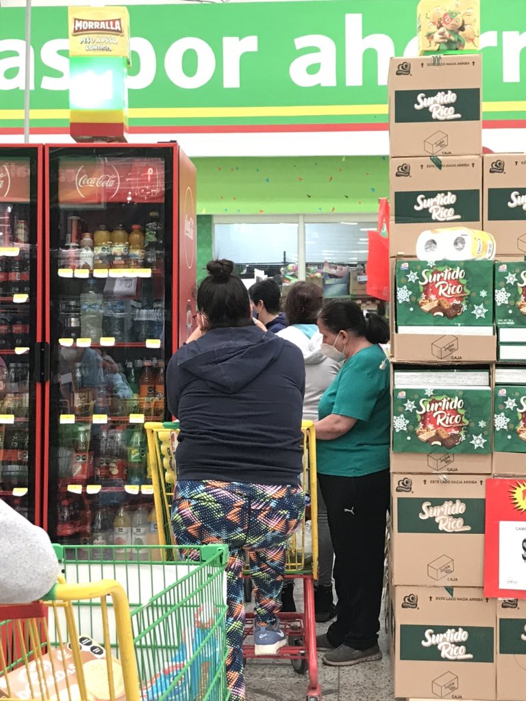 MenezFabiola's tweet photo. @BodegaAurrera así todas sus cajas ahora mismo, en Bodega Aurrerá Observatorio, súper saturadas, sin orden, ni sana distancia, organícense!! Permiten compras en familia y no por persona!! Qué mal!! https://t.co/ojVGAREKGZ